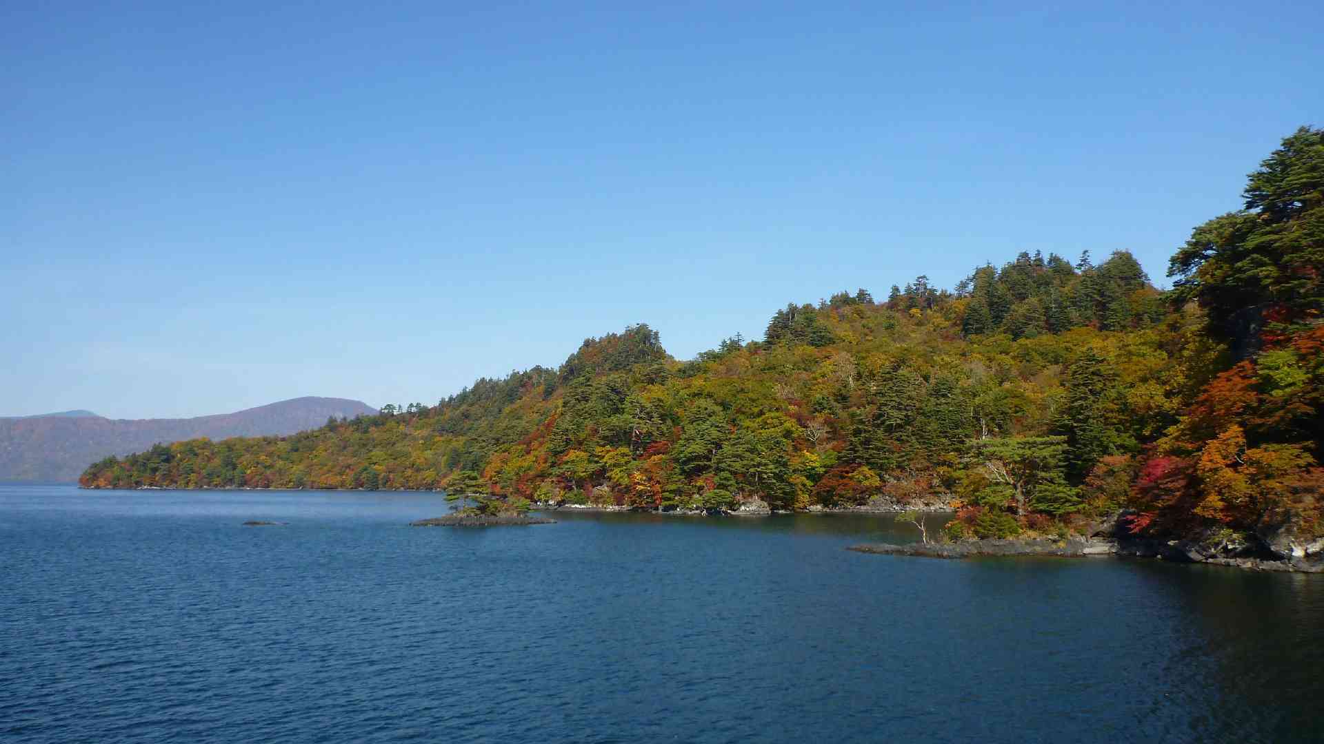 Lake Towada, Japan by Kzaral/Flickr