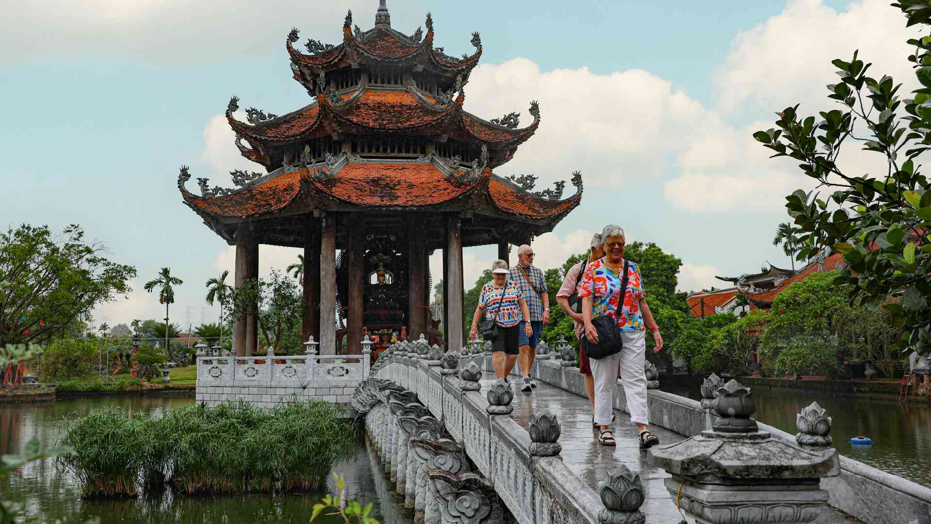 People walking at Nom Pagoda in Vietnam on a Bunnik Tour