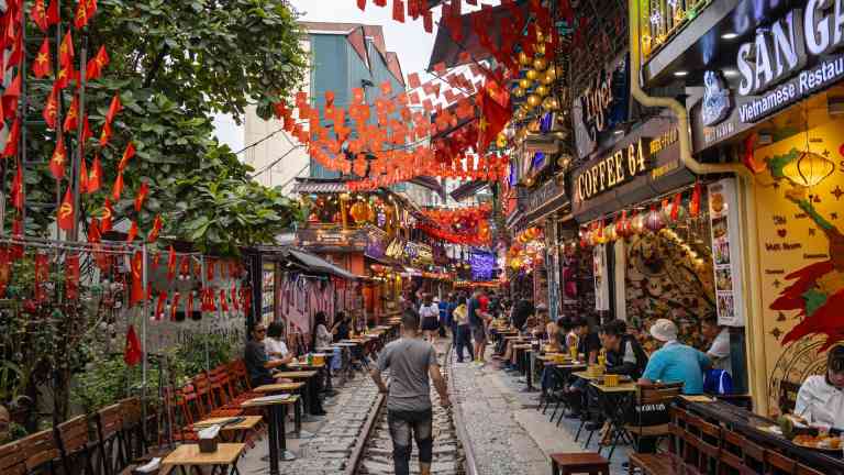 Train Street in Hanoi, Vietnam on a Bunnik Tour