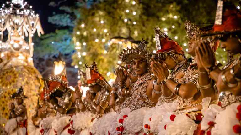 Local performers in Kandy during the Kandy Festival on a Bunnik Tour