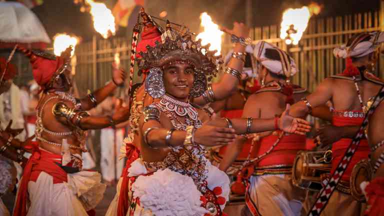 Local performers in Kandy during the Kandy Festival on a Bunnik Tour