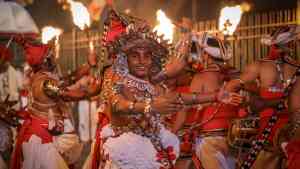 Local performers in Kandy during the Kandy Festival on a Bunnik Tour