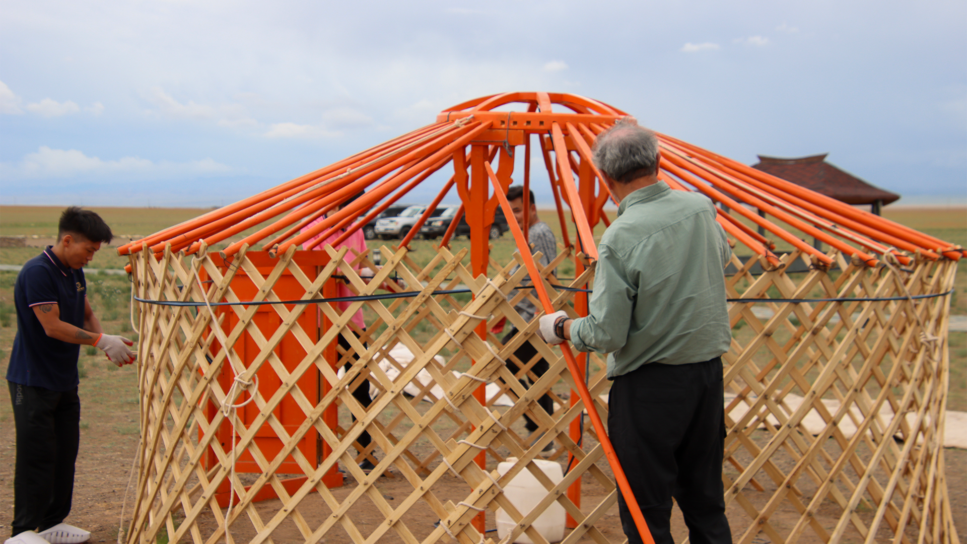 Building a ger in the Gobi Desert, Mongolia by Annelieke Huijgens