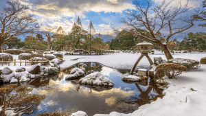 Kenroku-en Gardens during the Winter time, Kanazawa, Japan by SeanPavonePhoto/AdobeStock.