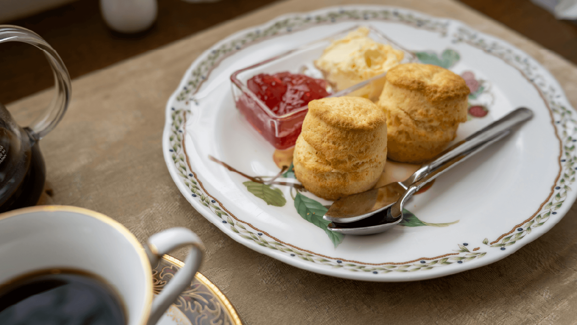 Tea and scones on a Bunnik Tour of England
