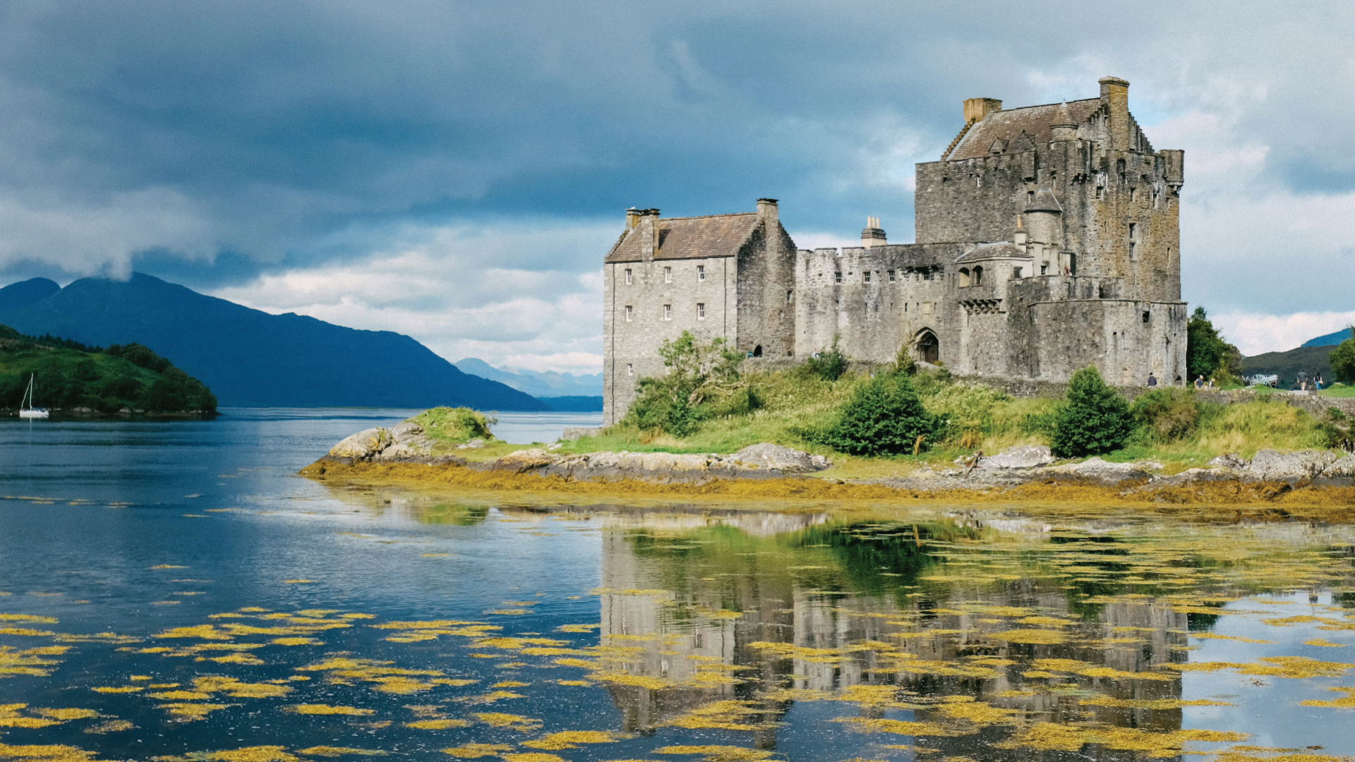 Eilean Donan Castle, Scotland by @Adrien Olichon