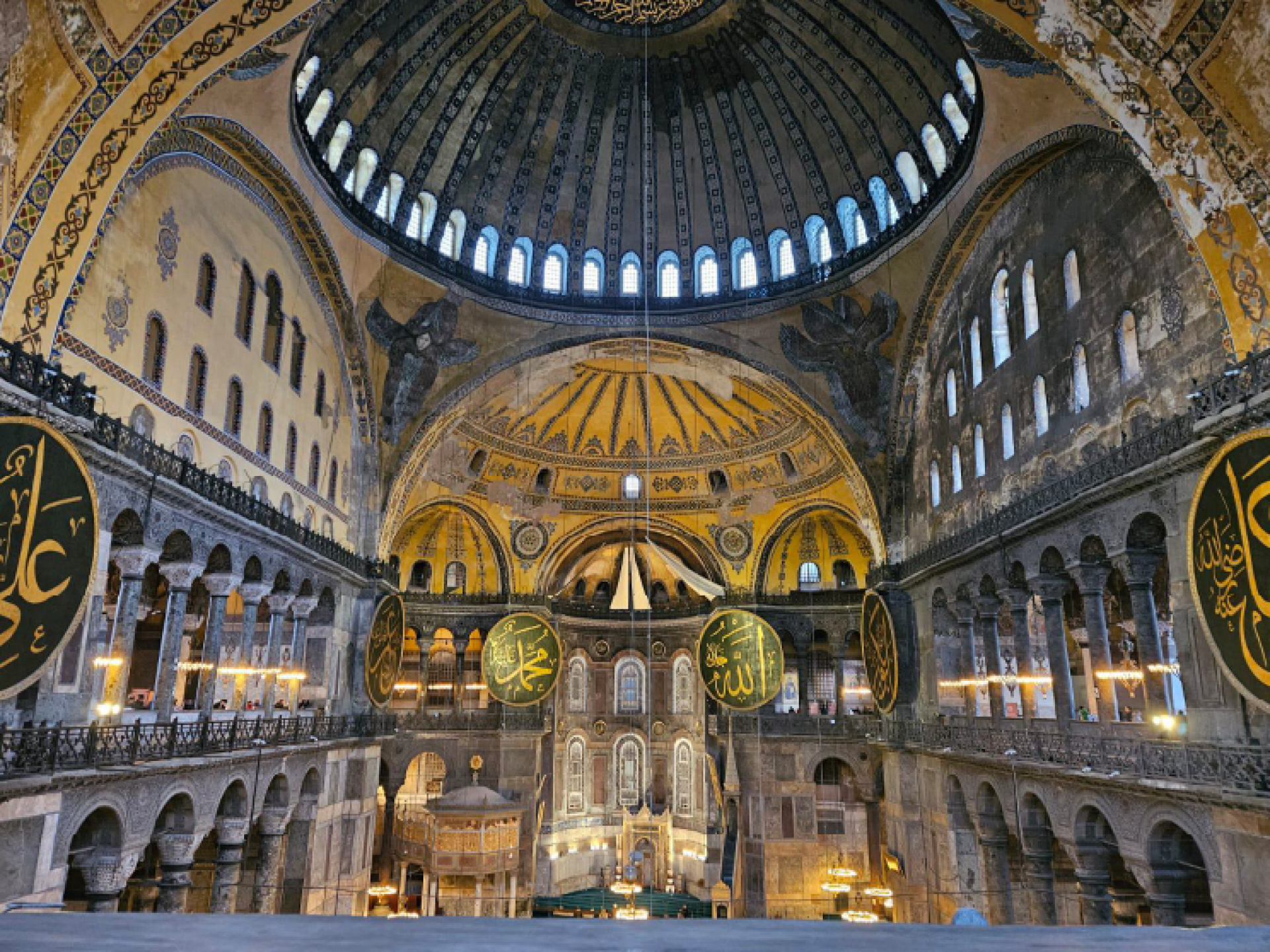 Interior of the Hagia Sophia in Türkiye