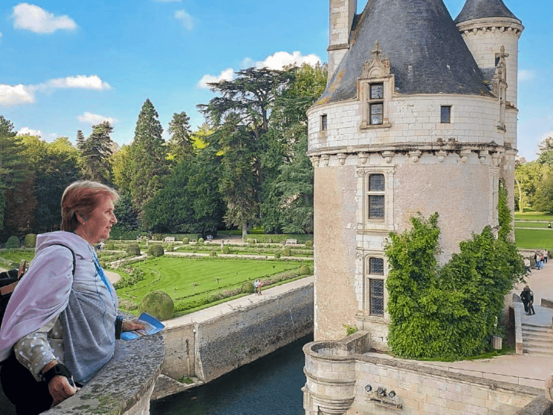 A woman looking at a châteaux in France on a Bunnik tour