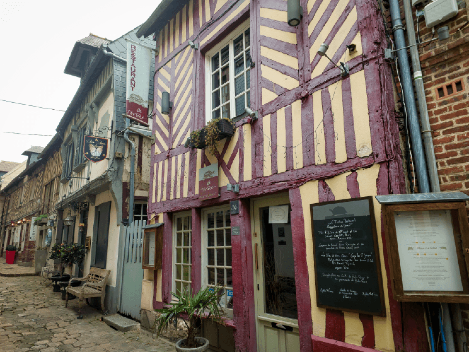 Historic buildings in France on a Bunnik tour